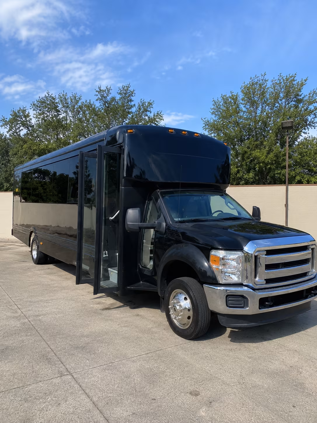 warren 20 passenger party bus