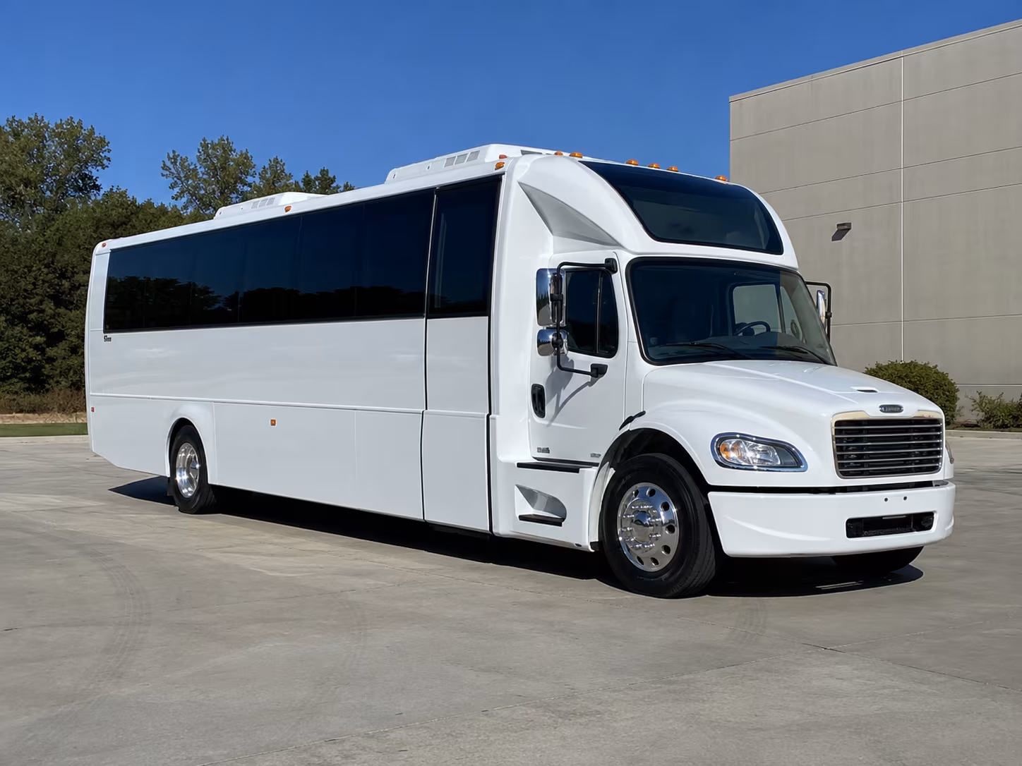 warren 28 passenger party bus